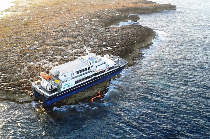 Ferry De Baleària Encallado En Formentera 