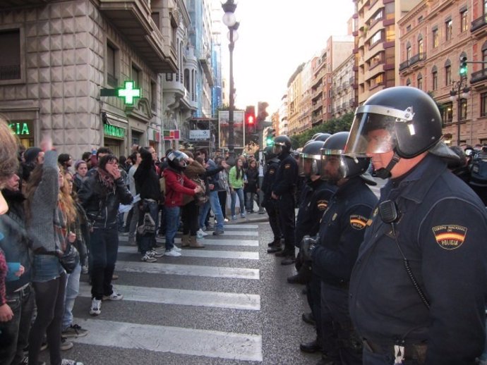 Jóvenes Protestan Frente Al Dispositivo Policial En El Centro De Valencia.