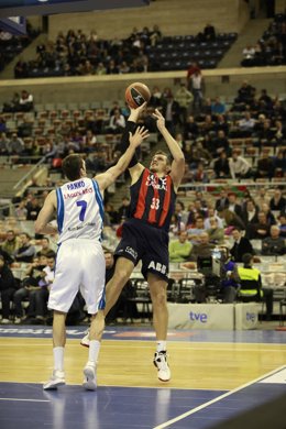 El Caja Laboral Se Impone Al Lagun Aro