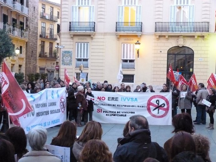 Concentración De Trabajadores Del Ivvsa Ante El Palau De La Generalitat.