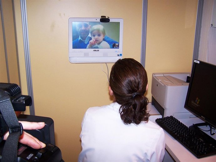 Una Doctora Utilizando El Servicio 'On Line' Del Hospital