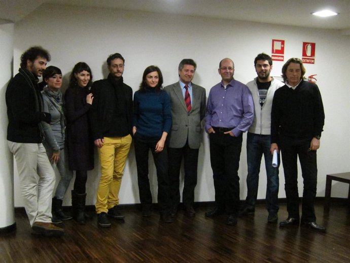 Álvaro García, Con Camisa Morada,  Con Los Miembros De Los Grupos Y Compañías