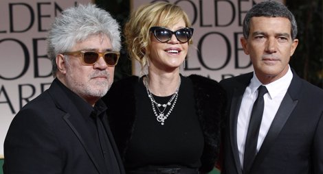 El Director Pedro Almodóvar Con Los Actores Melanie Griffith Y Antonio Banderas.