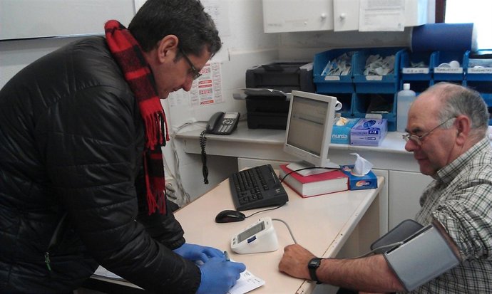 Trabajadores Del Centro De Salud De Turís Con Abrigos En El Consultorio