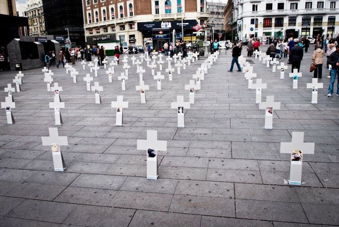 Igualdad Animal Convierte Una Plaza Madrileña En Un Cementerio Animal 