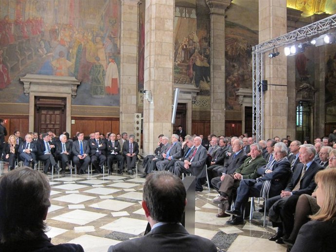 Miembros Del Govern Y Empresarios En La Presentación De Las Leyes Omnibus