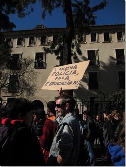 Concentración Frente Al IES Luis Vives