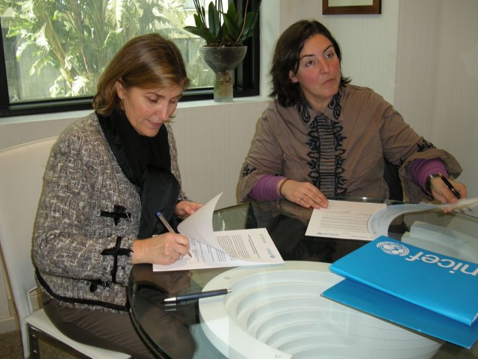 Las Presidentas De La FEHM Y Unicef Firman El Convenio