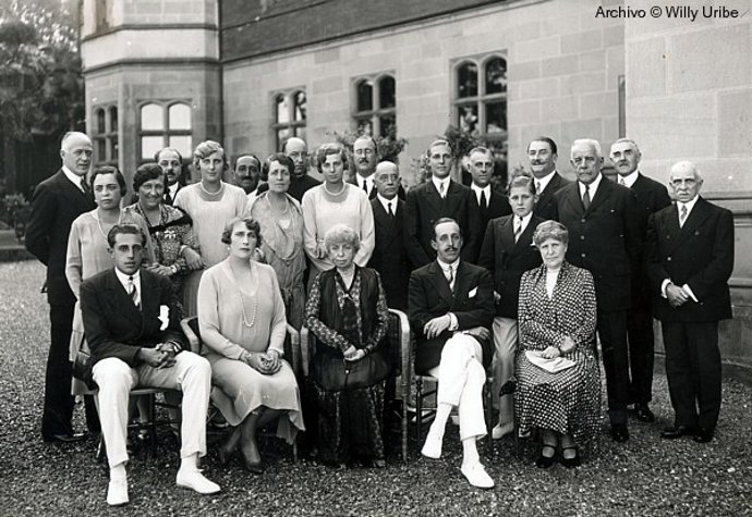 Una De Las Fotografías De La Familia Real Halladas Por Uribe.