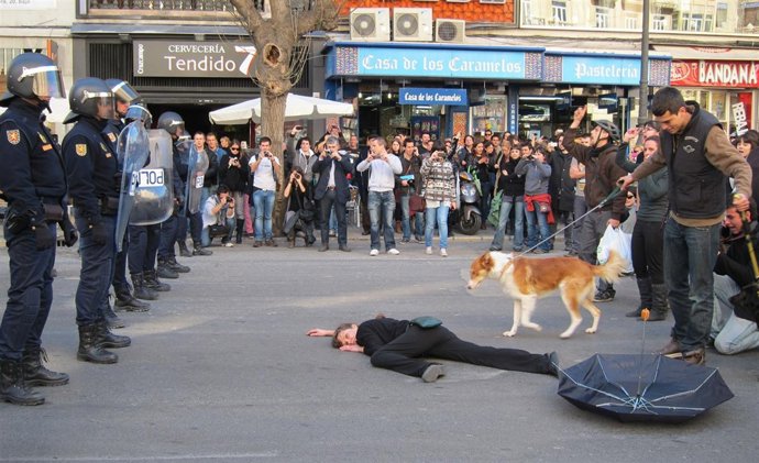 'Performance' De Protesta Ante El Cordón Policial En El Centro De Valencia. 