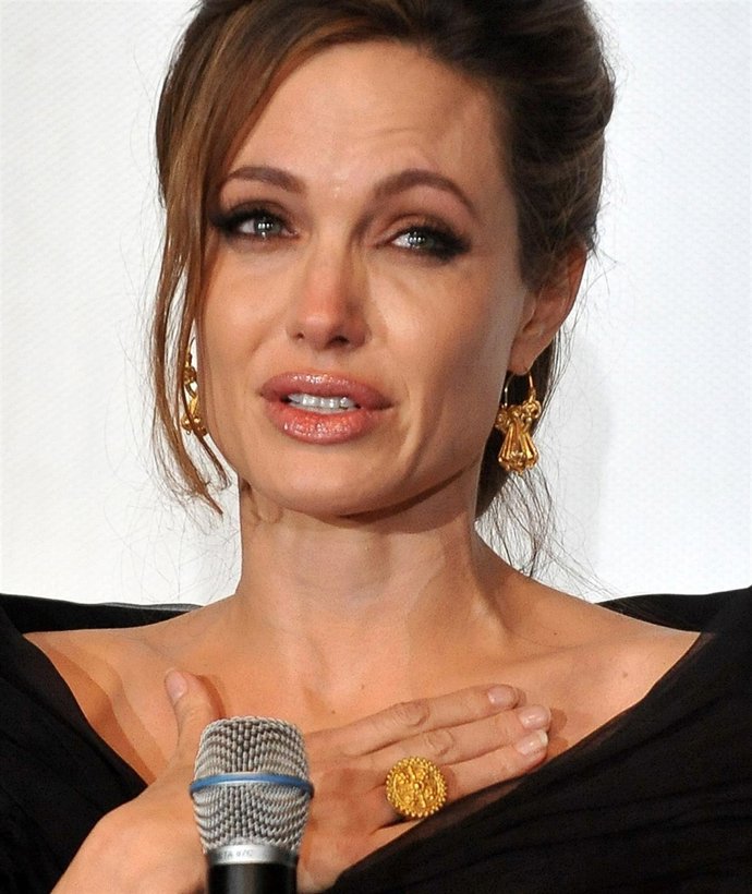 Angelina Jolie Emocionada En La Presentación De Su Película 