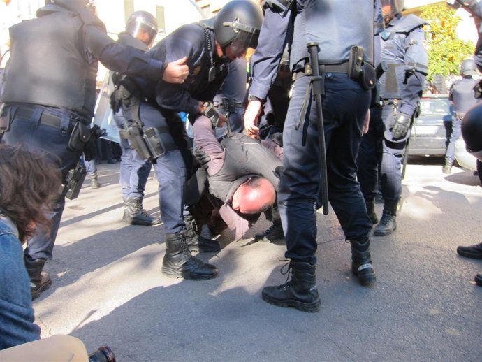 Agentes De Policía Con Uno De Los Detenidos