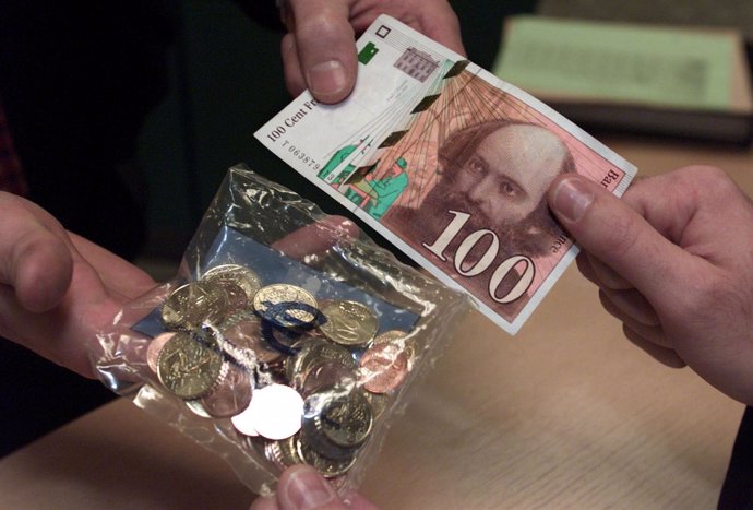 Recurso De Un Billete De 100 Francos Y Monedas De Euro