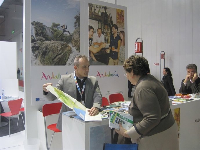 Uno De Los Técnicos Del Patronato Atiende A Un Profesional En El Stand. 