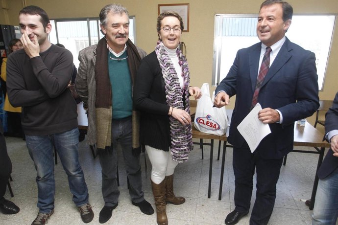 El Conselleiro De Economía E Industria, Javier Guerra, Junto A Los Trabajadores