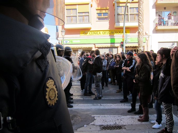 Policía Y Manifestantes En Zapadores