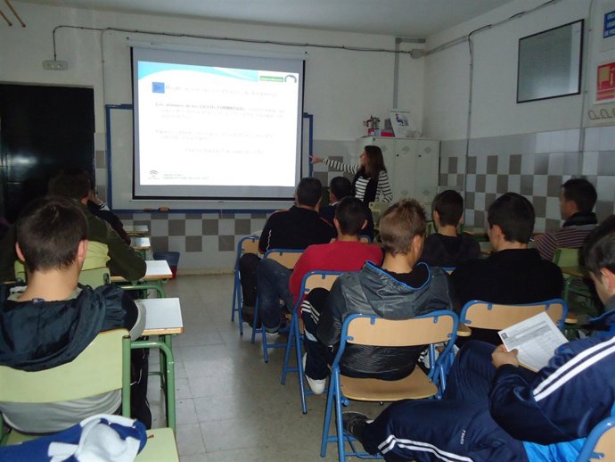 Alumnos De Formación Profesional Reciben Información Sobre Cultura Emprendedora.