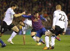 Leo Messi Intenta Zafarse De Albelda Y Matthieu En El Partido De Copa
