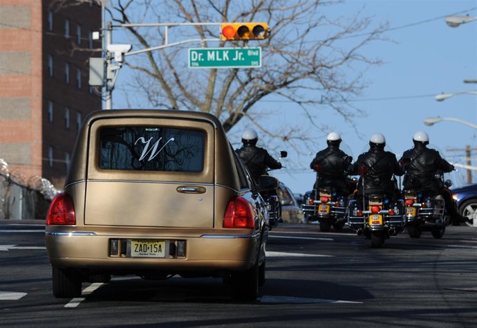 El Cuerpo De Whitney Houston Es Trasladado Para Su Funeral