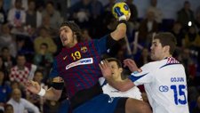 Nagy, Del Barcelona Intersport, Lanza Ante La Oposición De Un Rival