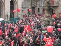 Miles de personas rechazan en Santiago una reforma laboral que "roba" derechos a trabajadores y "no creará empleo"
