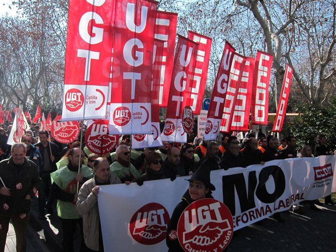 Cabecera De La Manifestación Contra La Reforma Laboral En Valladolid