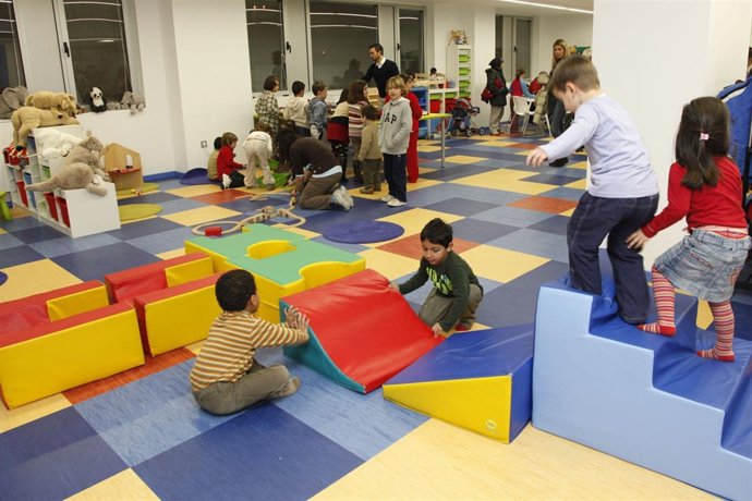 Niños En Una Ludoteca