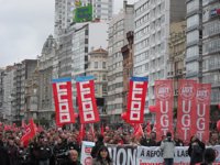 Miles de personas protestan contra la "injusta, ineficaz e inútil" reforma laboral
