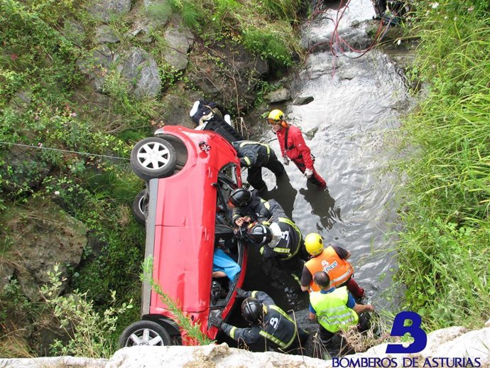 Momento Del Rescate Del Accidente De Tráfico De Nava.