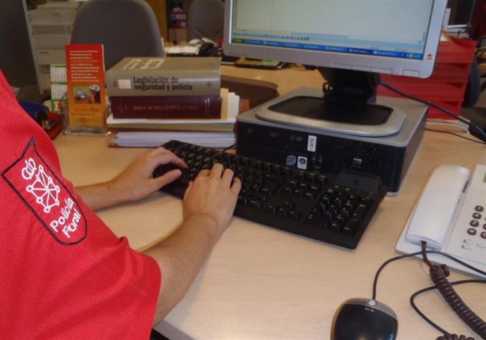 Un Policía Foral En Un Ordenador.