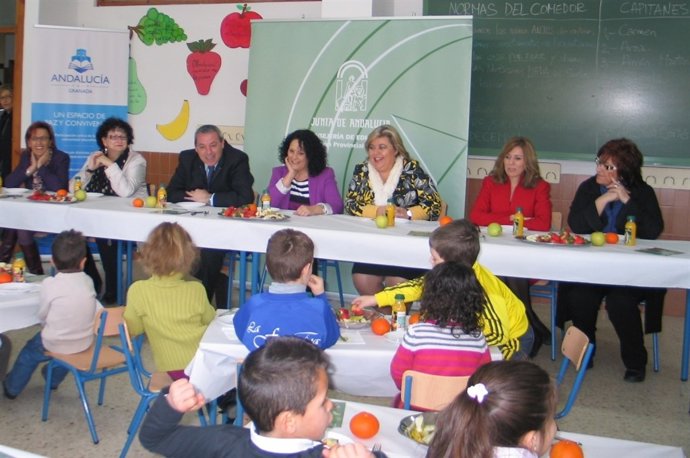 Los Consejeros De Educación Y Agricultura En Un Desayuno Con Escolares