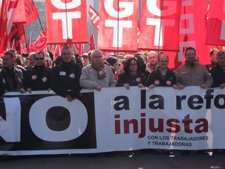 Julián Lóriz Y Julián Buey (A La Dcha.) En Manifestación Contra Reforma Laboral