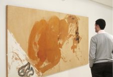 Un Hombre Observa Uan De Las Obras De Tàpies En El IVAM