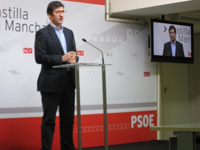 Caballero En Rueda De Prensa