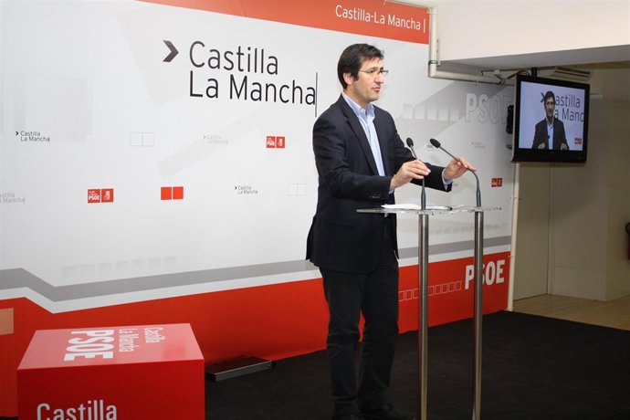 Caballero En Rueda De Prensa