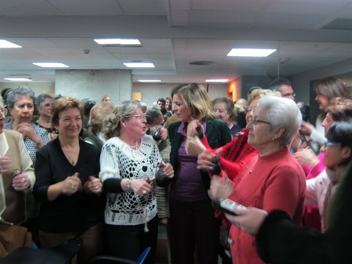 Mujeres De Un Centro De Mayores Reciben A Botella Con Castañuelas