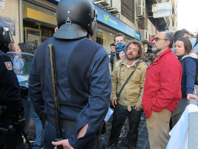 La Policía Se Dirige A Los Manifestantes En Un Momento De La Protesta.