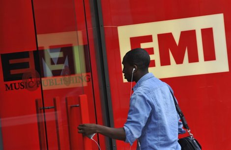 Un Hombre Entra En Las Oficinas De EMI En Londres