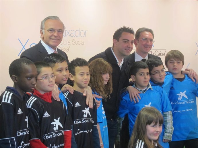 Xavi, Fainé Y Giró Con Niños Del Casal Del Raval