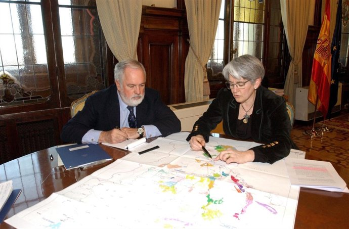 El Ministro Arias Cañete Y La Consejera Lourdes Goicoechea.