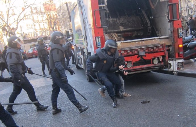La Policía Retiene A Un Joven En Las Protestas Estudiantiles En Valencia