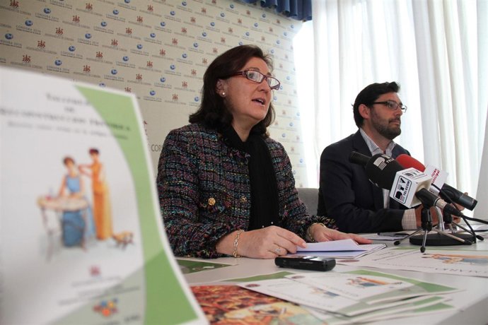 Laura Ruiz Junto A Un Cartel De La Actividad