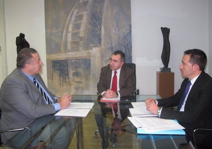 Reunión Entre Consejero Campos Y Alcalde De La Unión