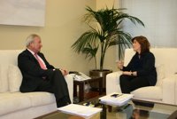 Soraya Sáez de Santamaría se compromete con Valcárcel a "acelerar" la reconstrucción de las viviendas