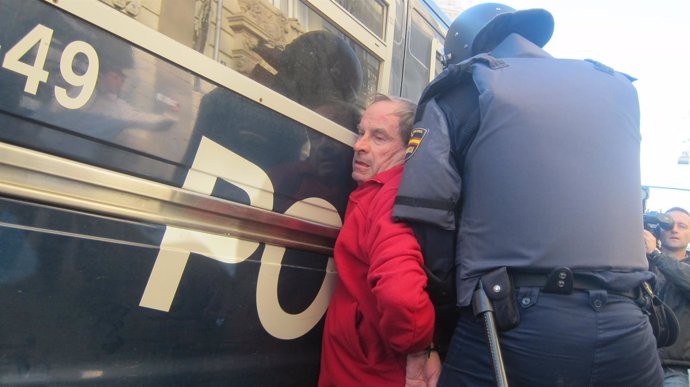 La Policía Detiene A Un Hombre En La Protesta Estudiantil De Valencia