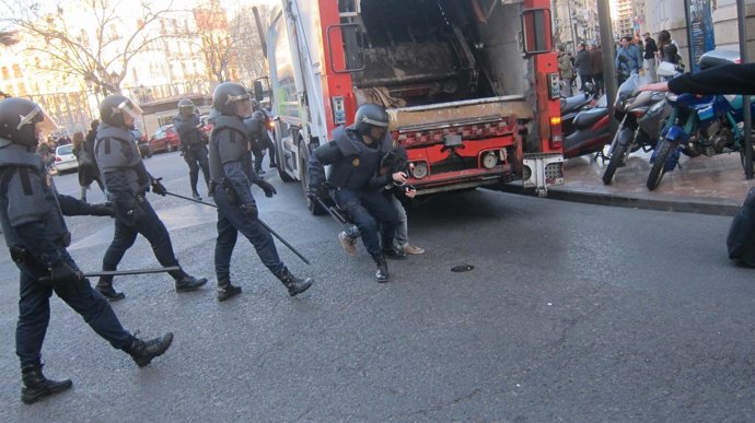Un Policía Retiene A Un Joven En El Centro De Valencia