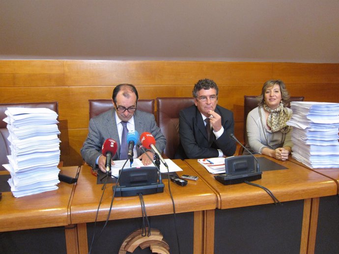 Miembros Del PRC Y PSOE En La Comisión De GFB Con La Documentación