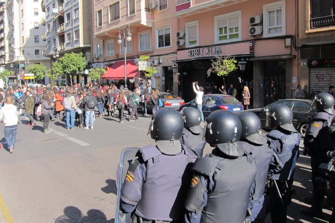 Los Estudiantes Se Dirigen Hacia Plaza España Frente Al Cordón Policial