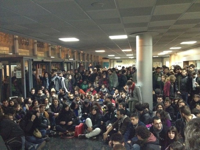 Reunión De Estudiantes En Facultad De Historia Tras Los Incidentes En Valencia