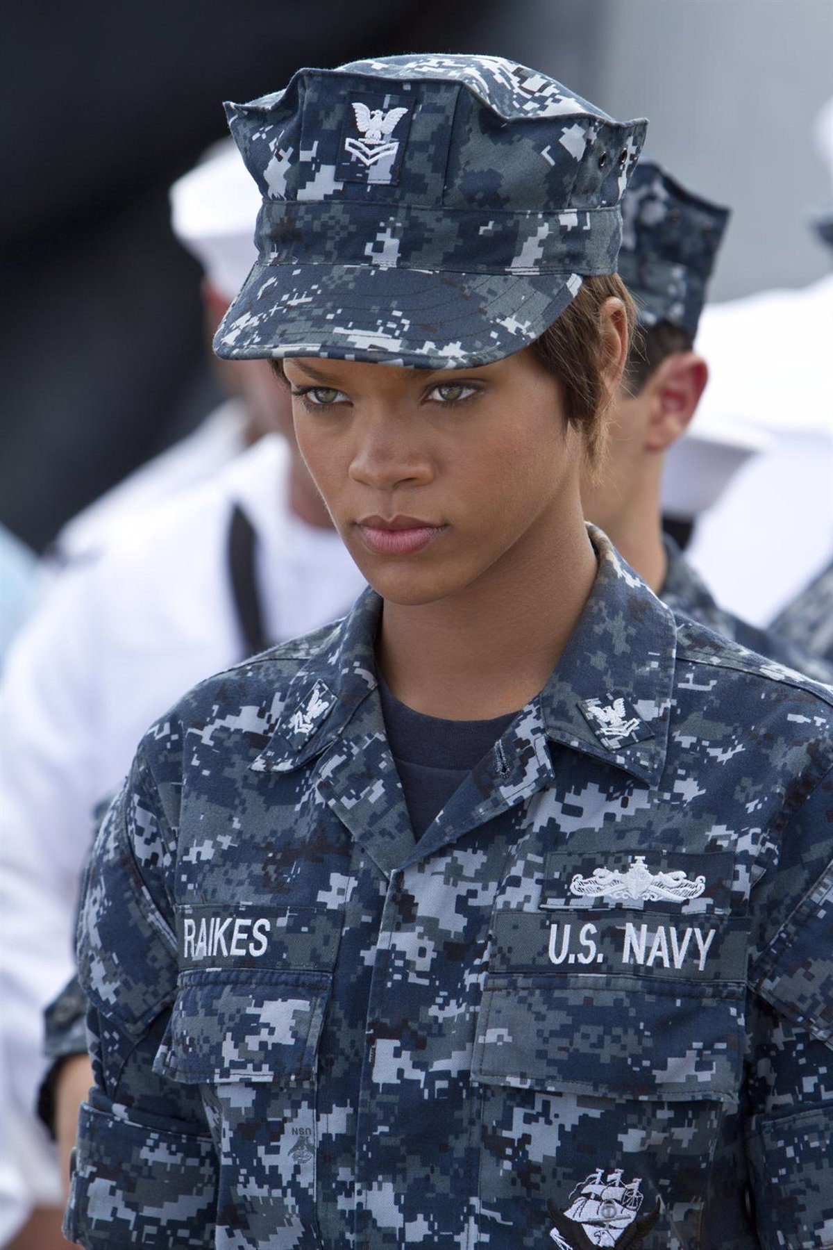Encadenar En general Correspondiente a Rihanna se enfunda el uniforme militar para luchar en Battleship